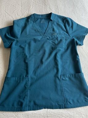 Jaanuu Women’s 3 Pocket Scrub Top
